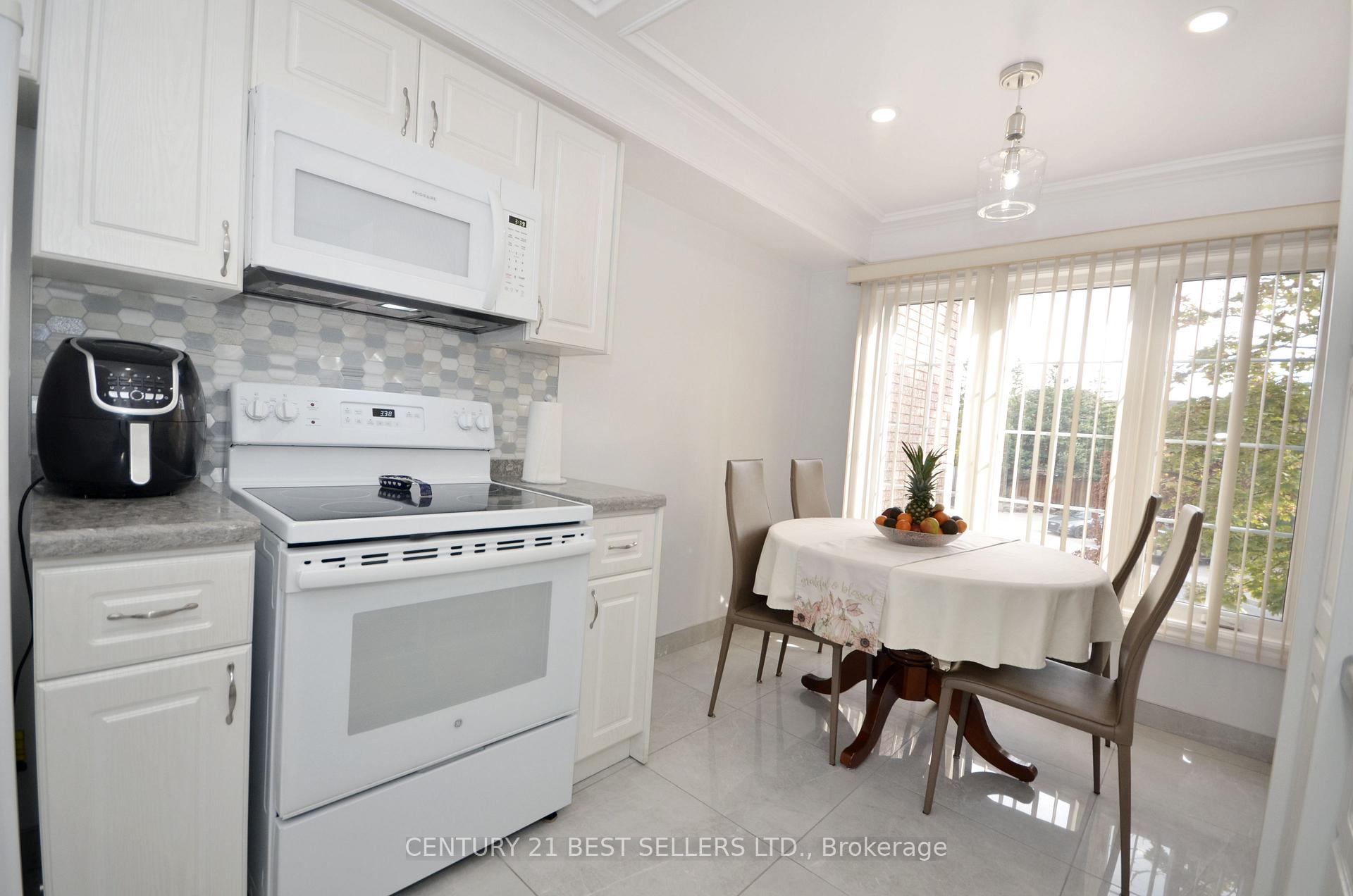 Photo 12 of 24 Tania Crescent, Vaughan, Maple — HOMEH