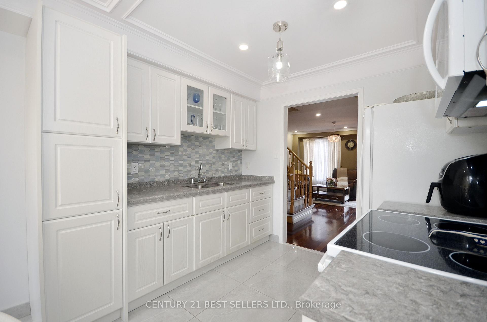 Photo 13 of 24 Tania Crescent, Vaughan, Maple — HOMEH