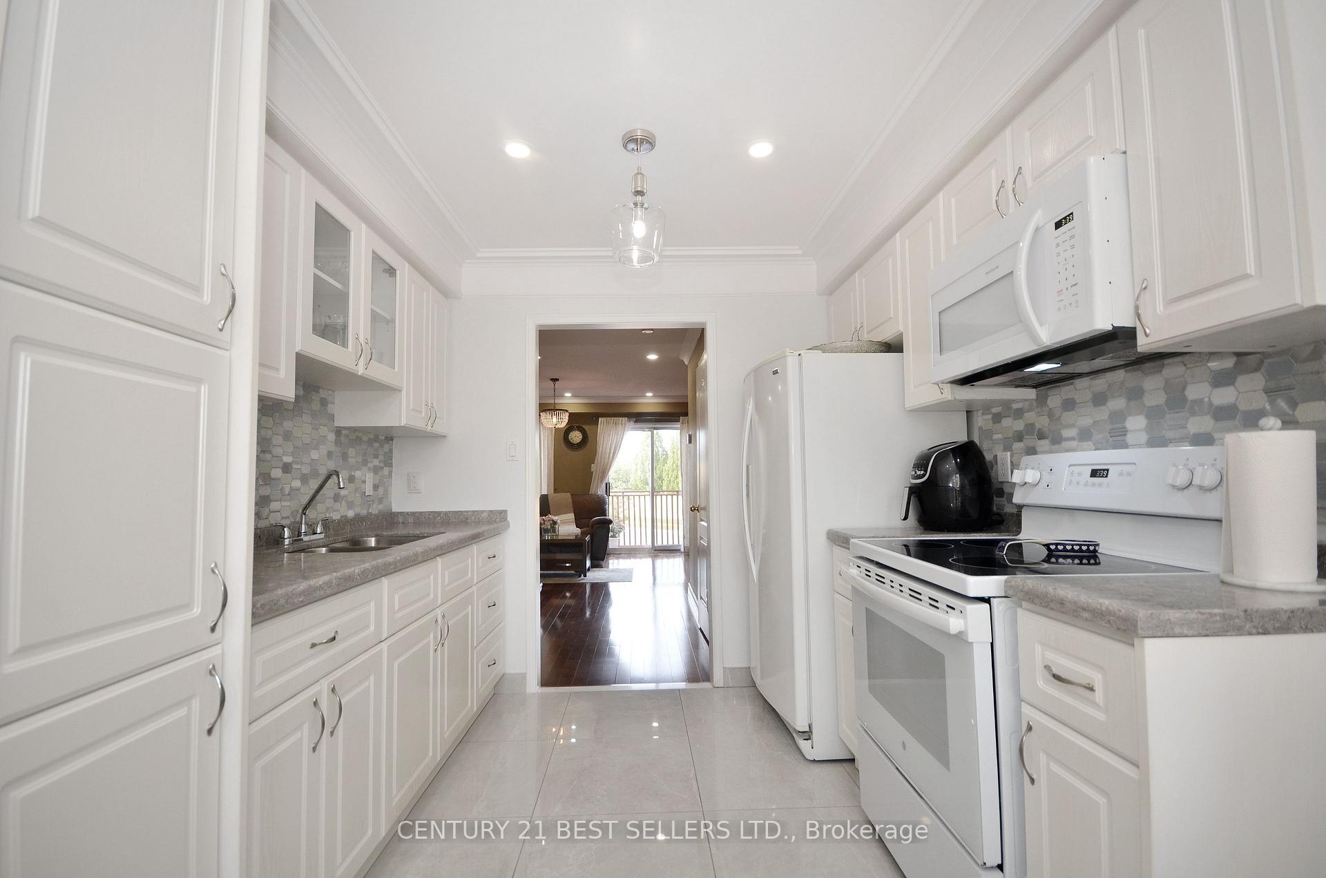 Photo 14 of 24 Tania Crescent, Vaughan, Maple — HOMEH