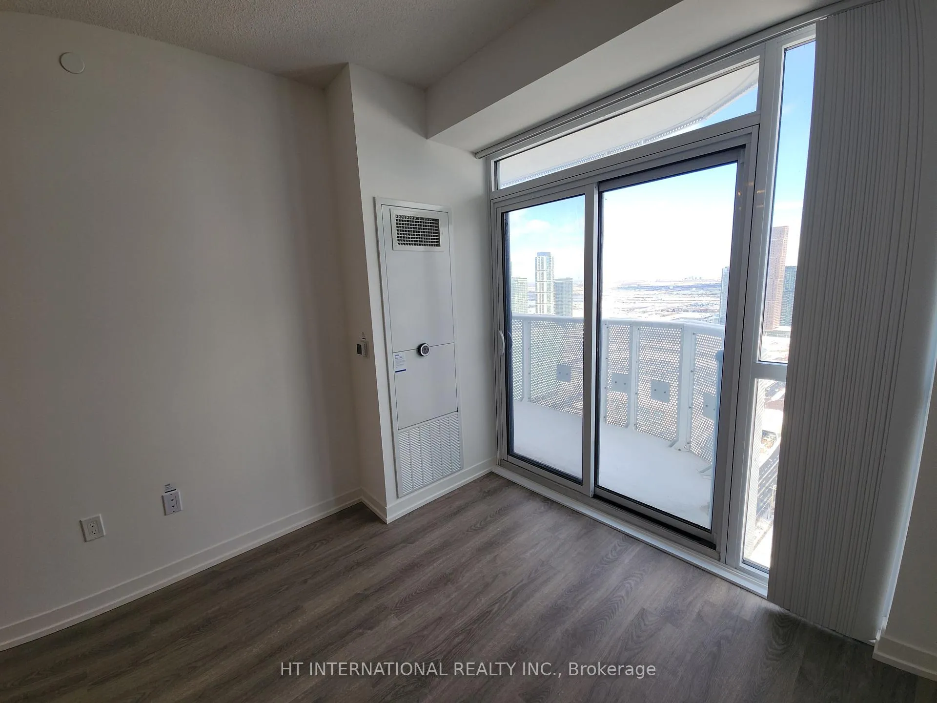 Photo 11 of Unit 4208, 8 Interchange Way, Vaughan, Vaughan Corporate Centre — HOMEH