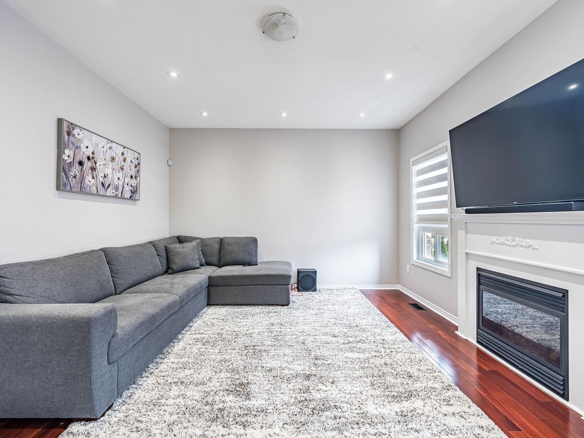 Photo 5 of 19 Barden Crescent, Ajax, Northeast Ajax — HOMEH
