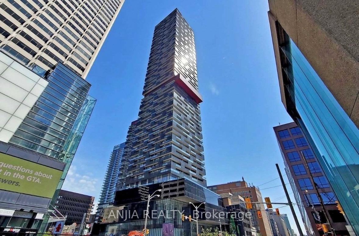 Front of Unit 3212, 8 Eglinton Avenue E