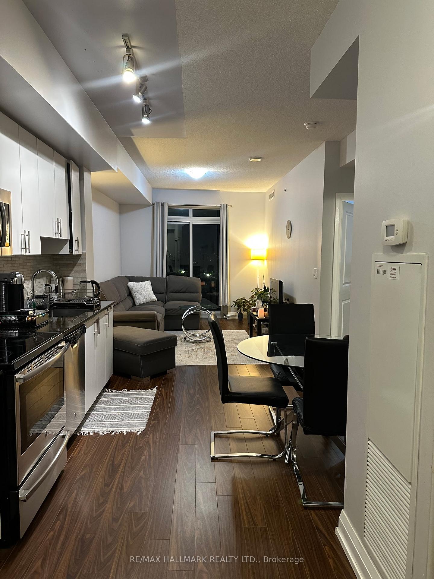 Photo 4 of Unit 1705, 7171 Yonge Street, Markham, Markham Village — HOMEH