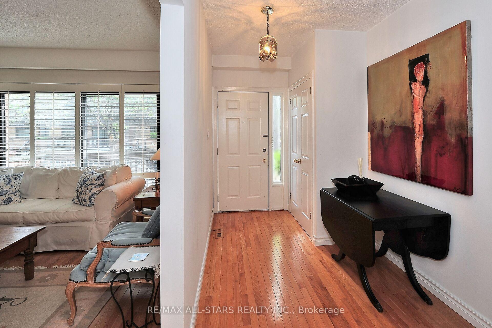 Photo 2 of Unit 6, 26 Ashglen Way, Markham, Unionville — HOMEH