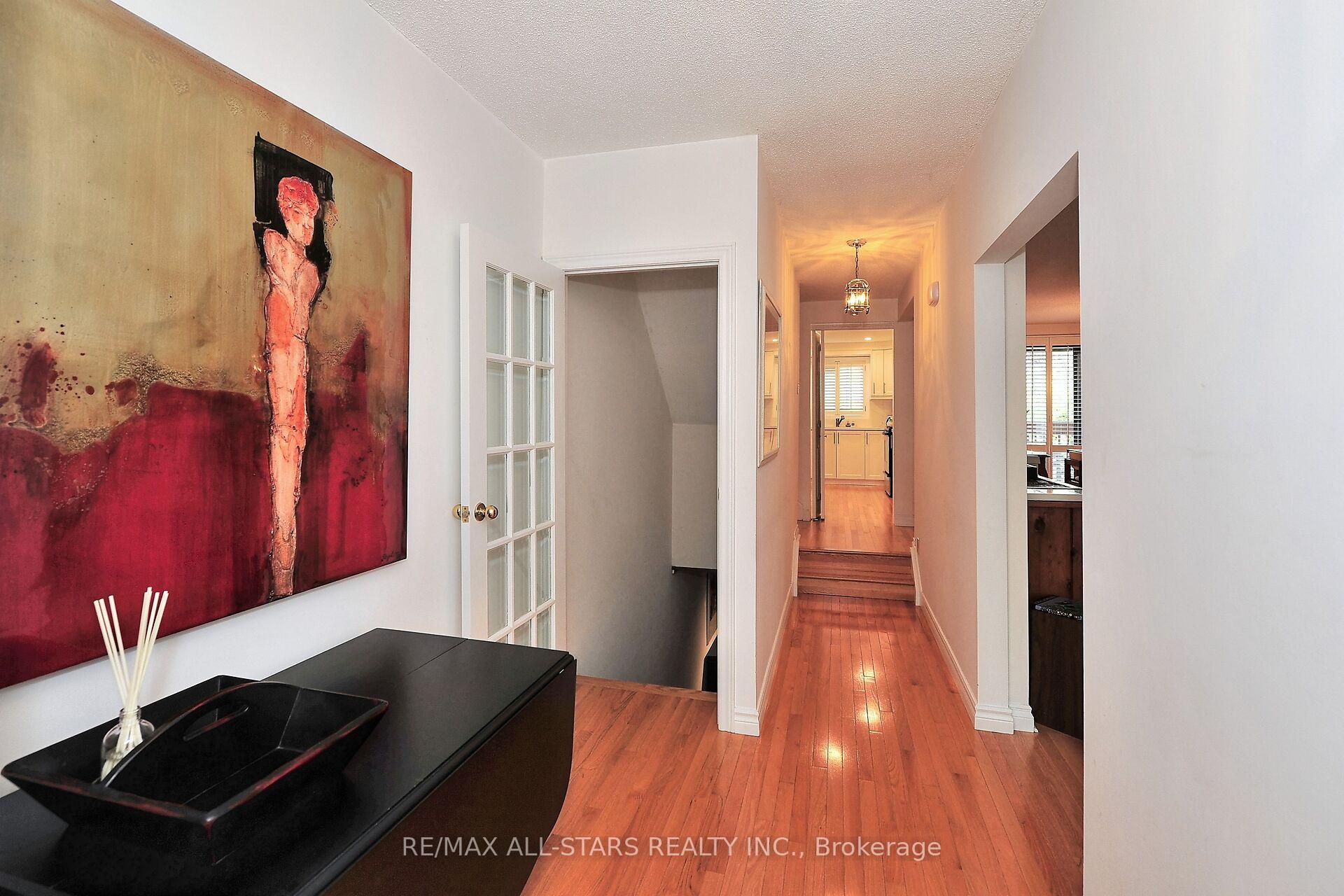 Photo 3 of Unit 6, 26 Ashglen Way, Markham, Unionville — HOMEH