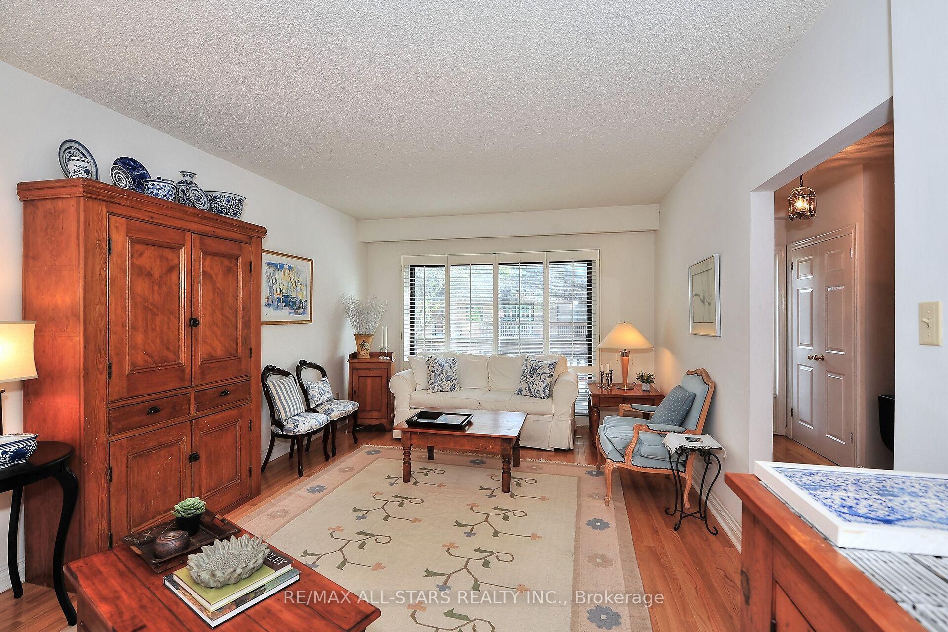 Photo 4 of Unit 6, 26 Ashglen Way, Markham, Unionville — HOMEH