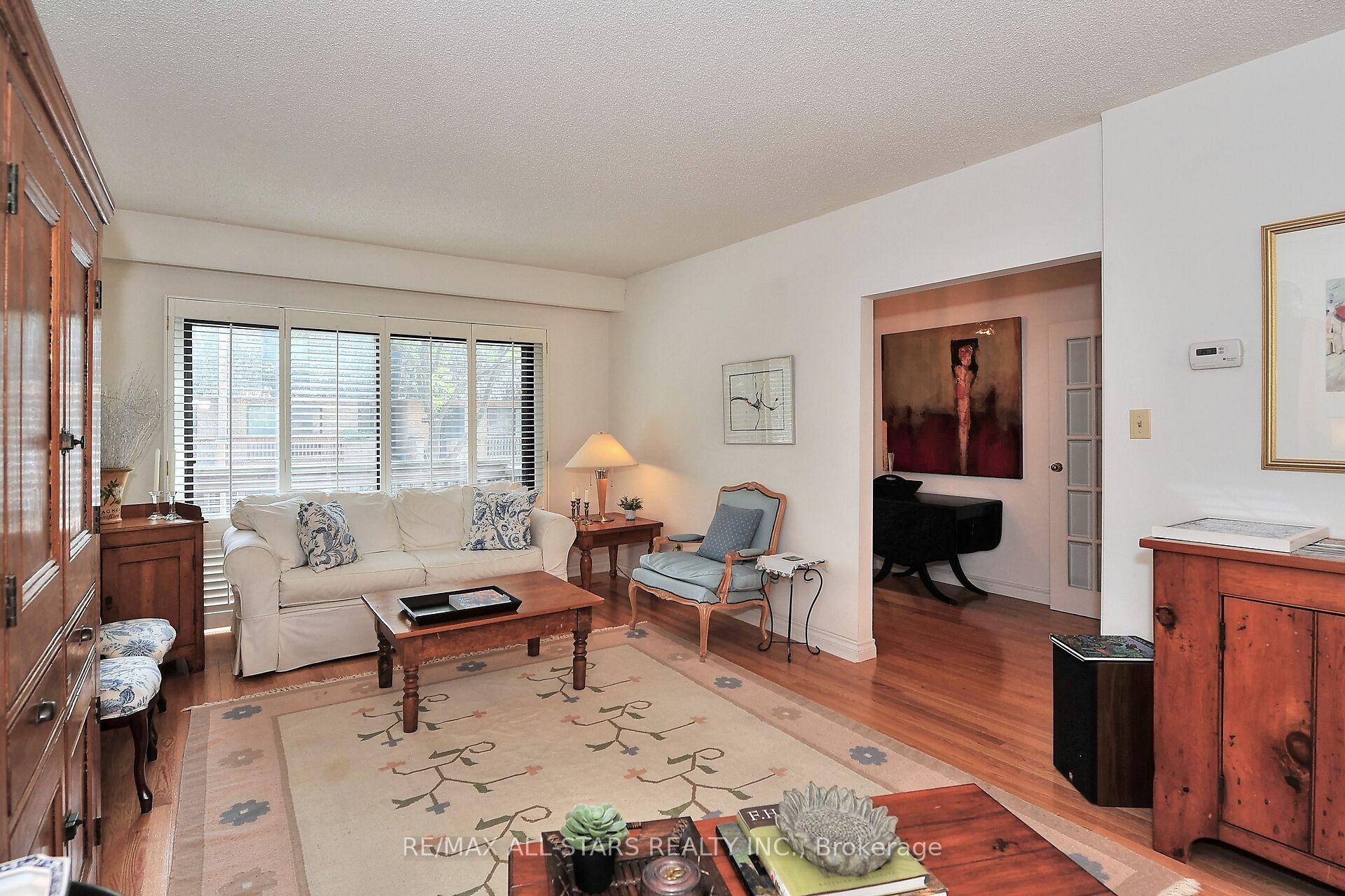 Photo 5 of Unit 6, 26 Ashglen Way, Markham, Unionville — HOMEH