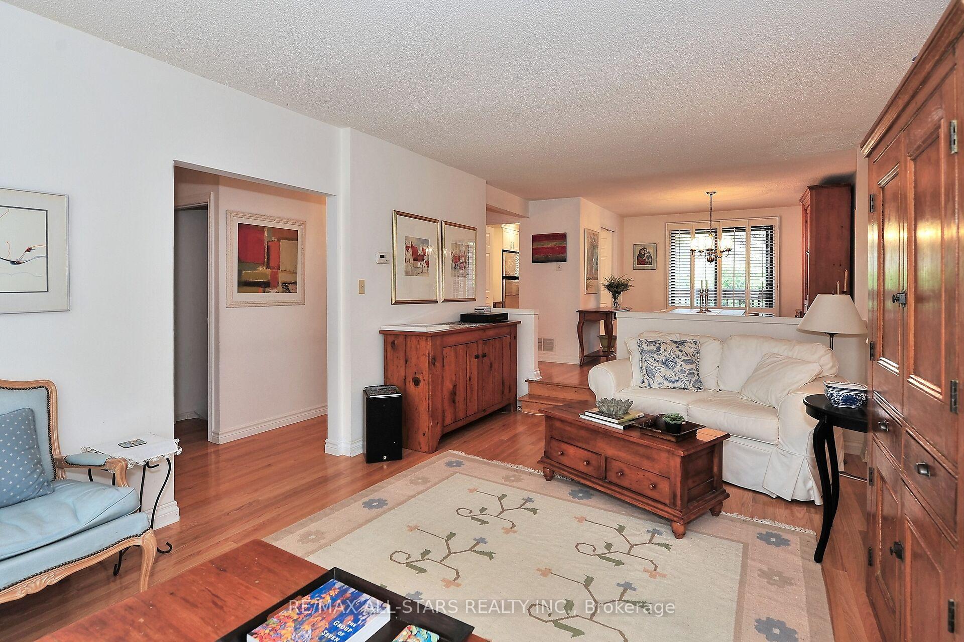 Photo 6 of Unit 6, 26 Ashglen Way, Markham, Unionville — HOMEH