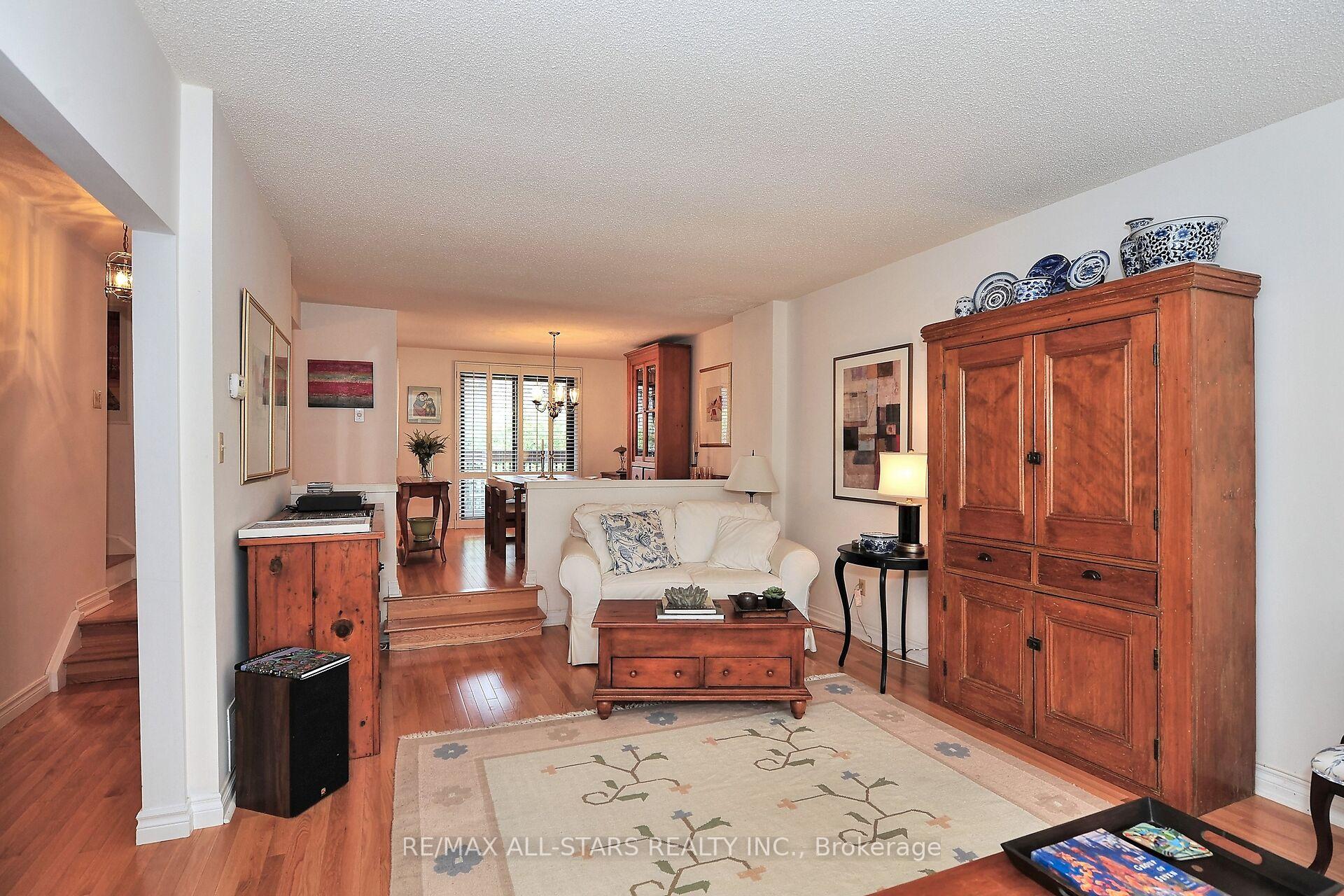 Photo 7 of Unit 6, 26 Ashglen Way, Markham, Unionville — HOMEH