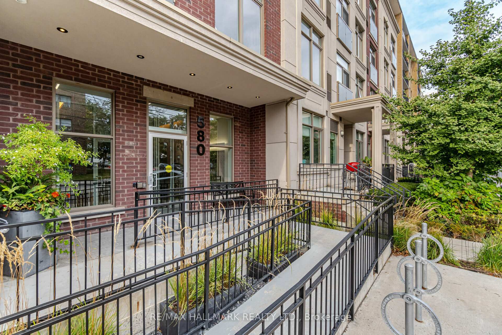 Photo 3 of Unit 104, 580 Kingston Road, Toronto, The Beaches — HOMEH