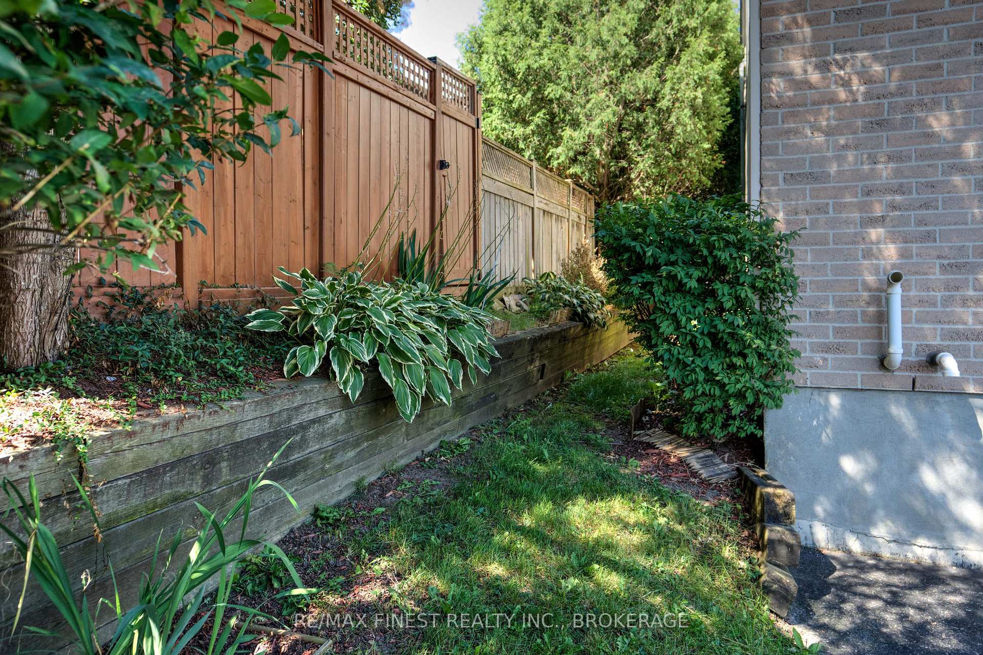 Photo 7 of 22 Coventry Crescent, Kingston, West of Sir John A. Blvd — HOMEH
