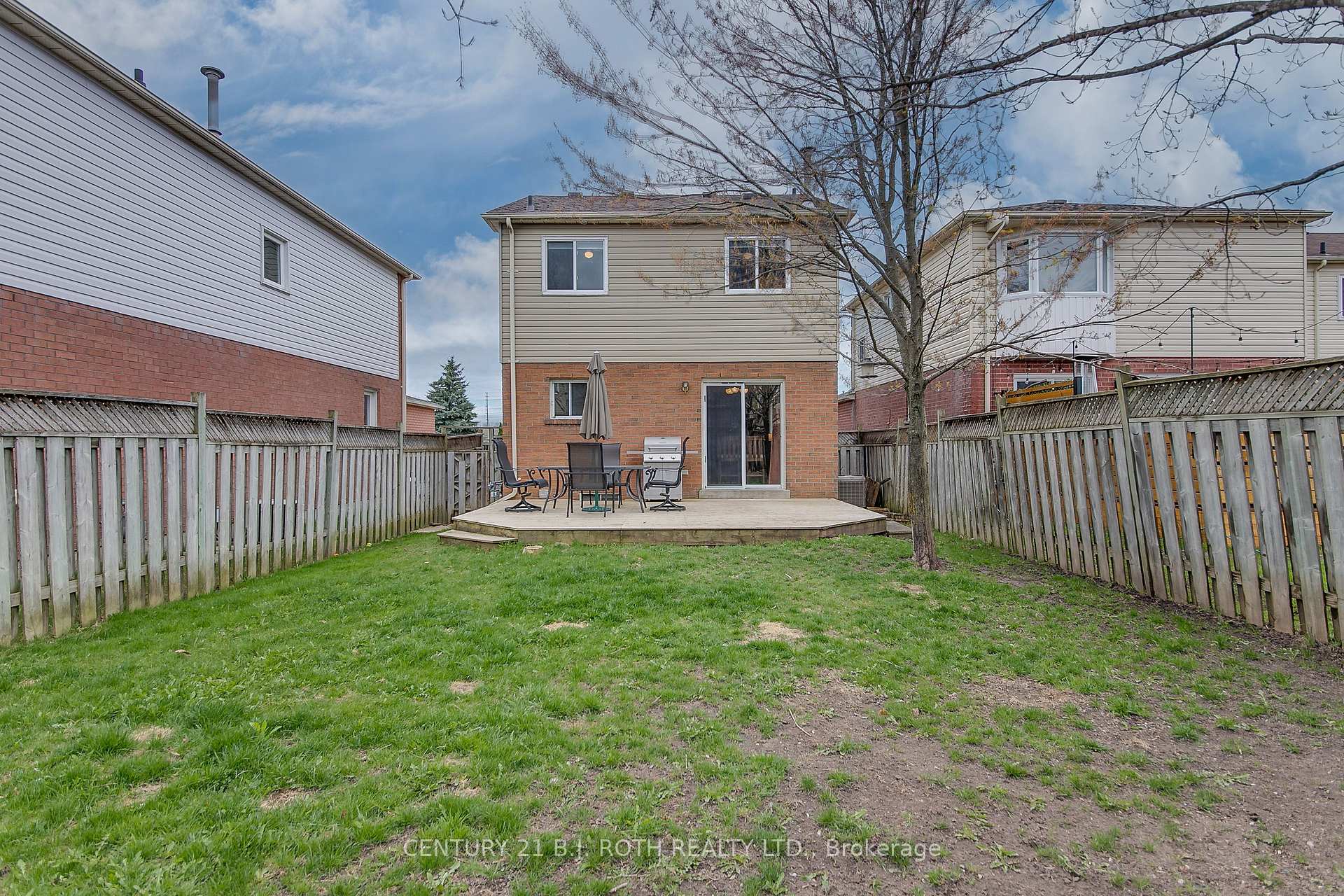 Photo 4 of 107 Laidlaw Drive, Barrie, 400 West — HOMEH