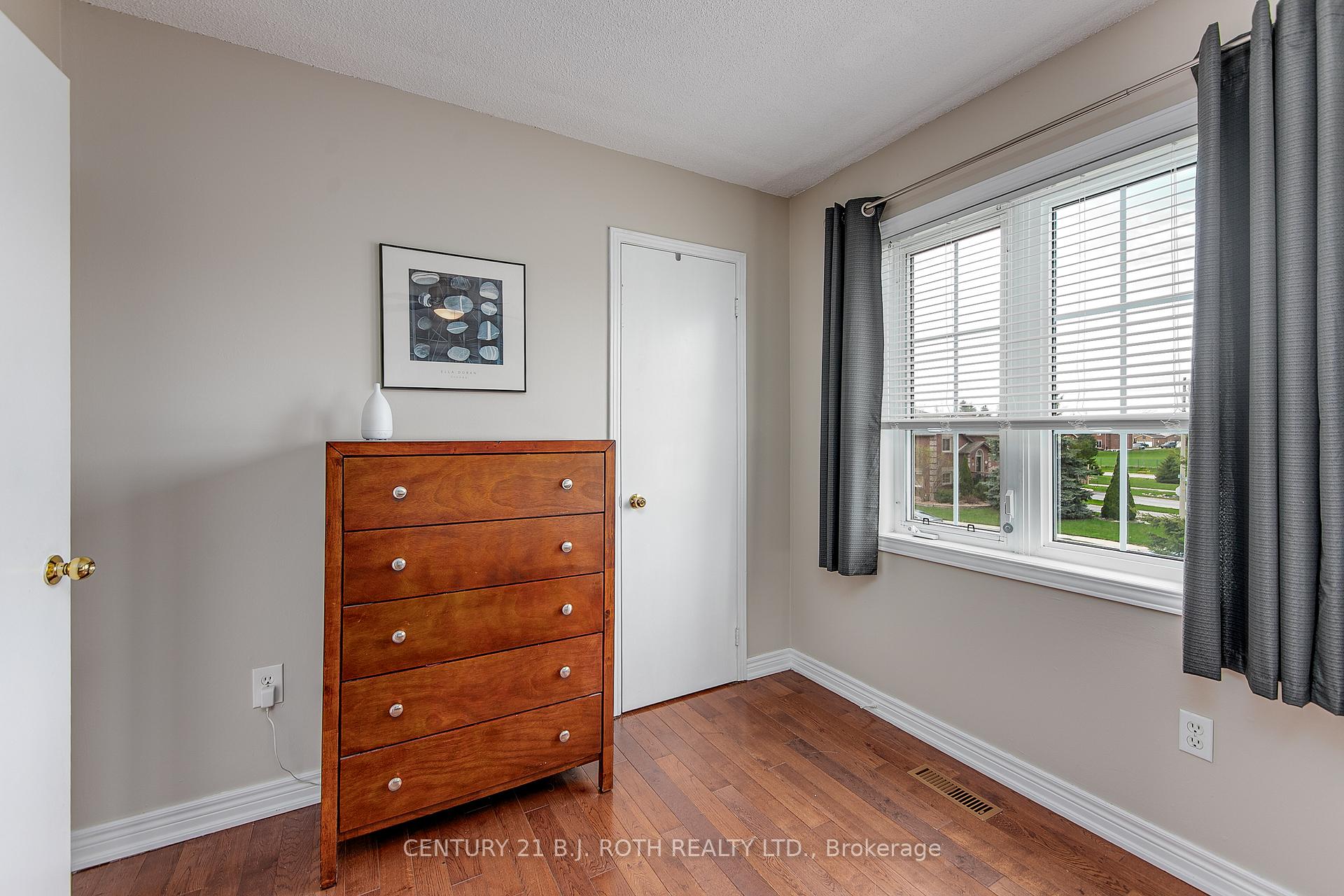 Photo 17 of 107 Laidlaw Drive, Barrie, 400 West — HOMEH