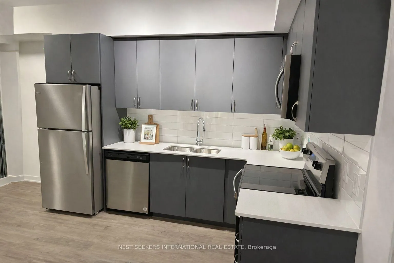 Photo 2 of Unit 402, 56 Lakeside Terrace, Barrie, Little Lake — HOMEH