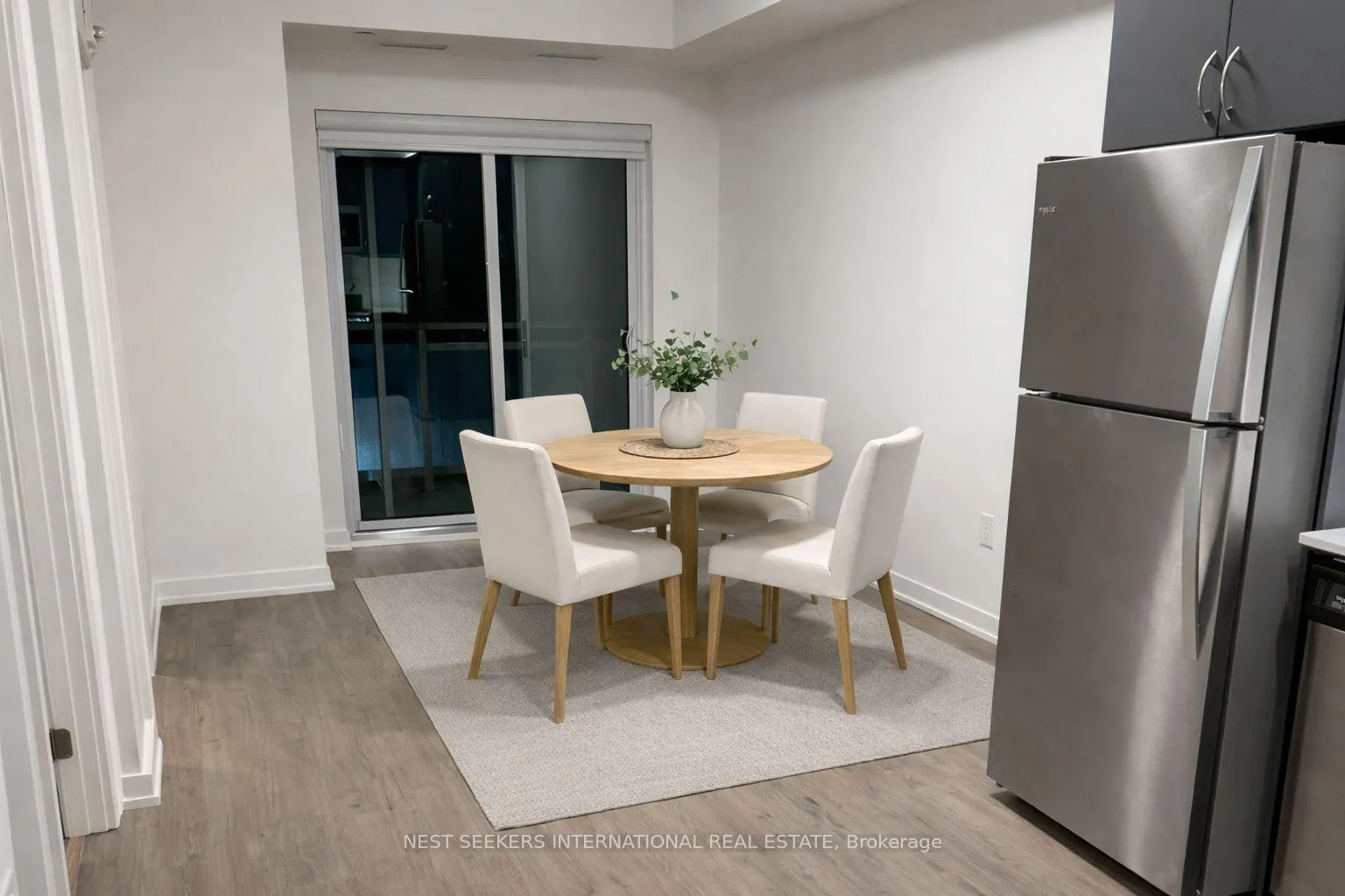 Photo 3 of Unit 402, 56 Lakeside Terrace, Barrie, Little Lake — HOMEH