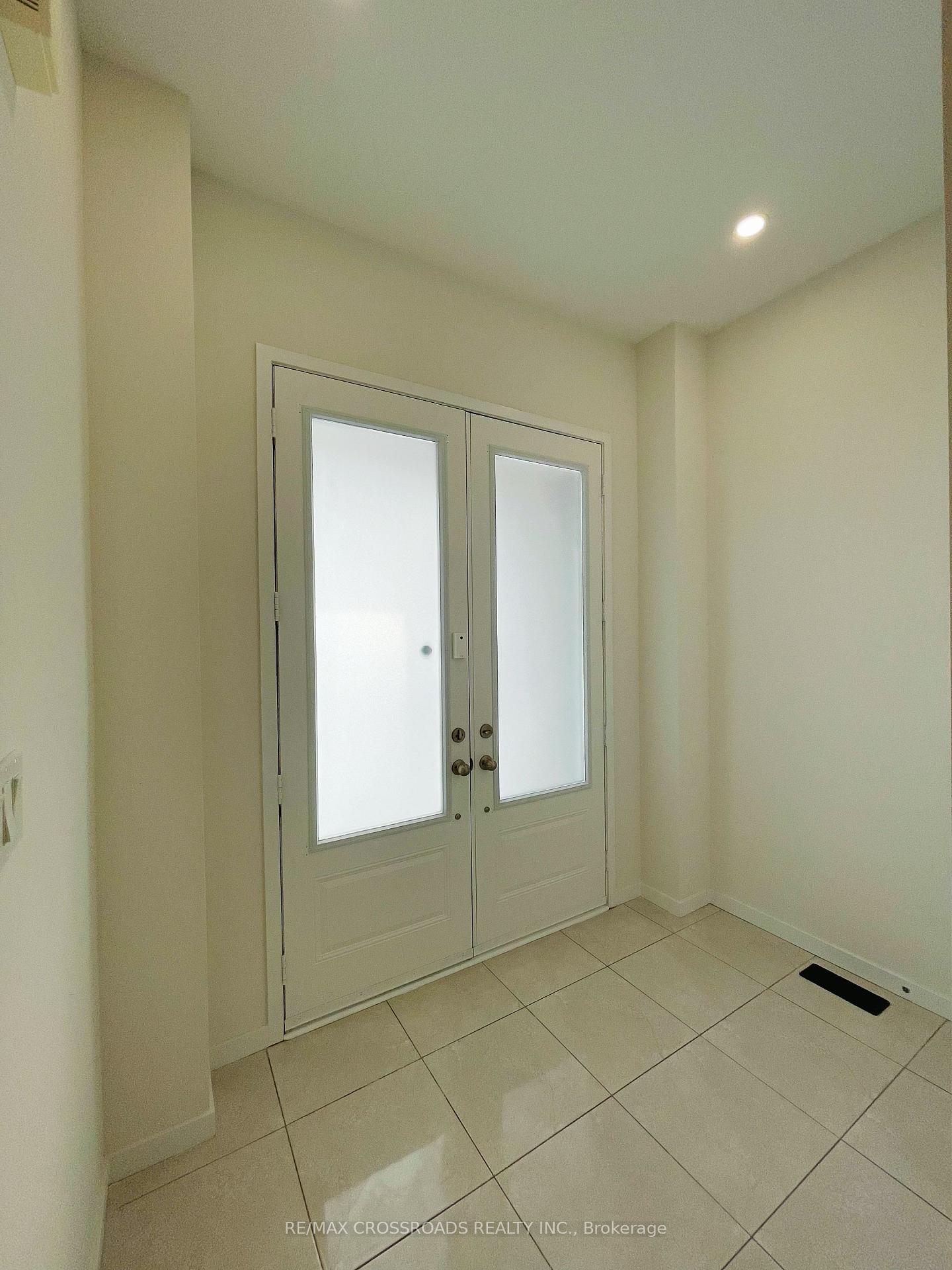 Photo 3 of 80 Elyse Court, Aurora, Bayview Northeast — HOMEH
