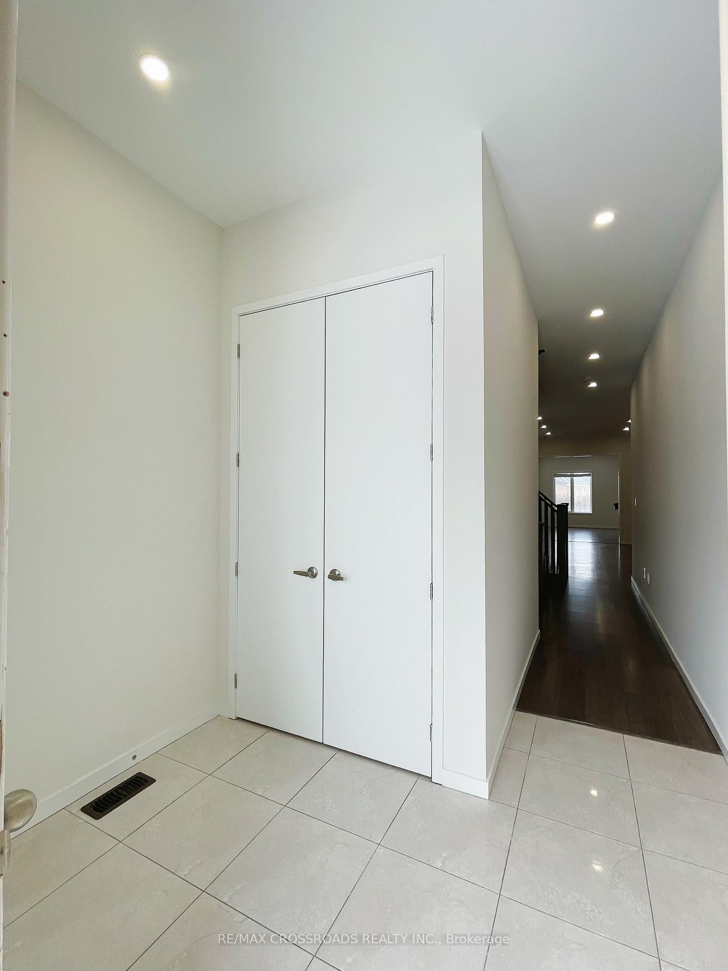 Photo 4 of 80 Elyse Court, Aurora, Bayview Northeast — HOMEH