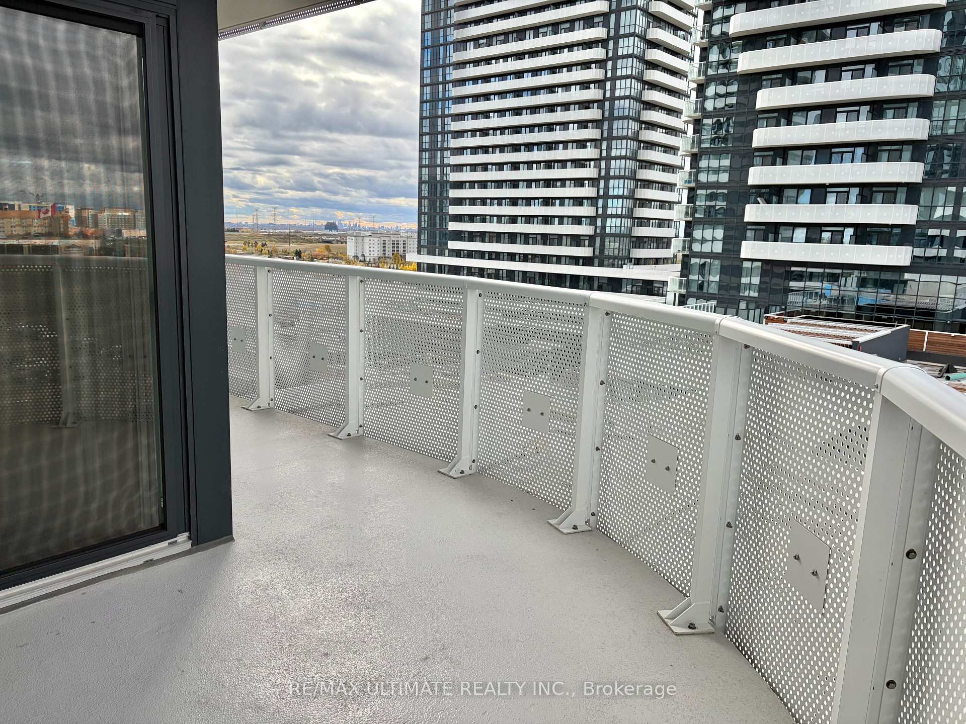 Photo 8 of Unit 702, 8 Interchange Way, Vaughan, Vaughan Corporate Centre — HOMEH