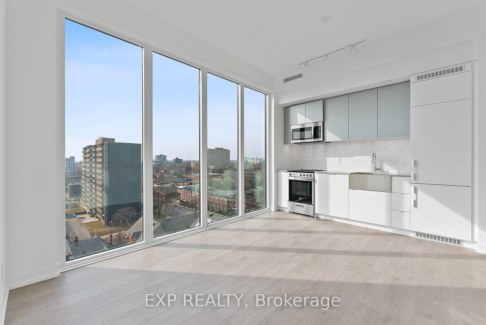 Front of Unit 908, 270 Dufferin Street