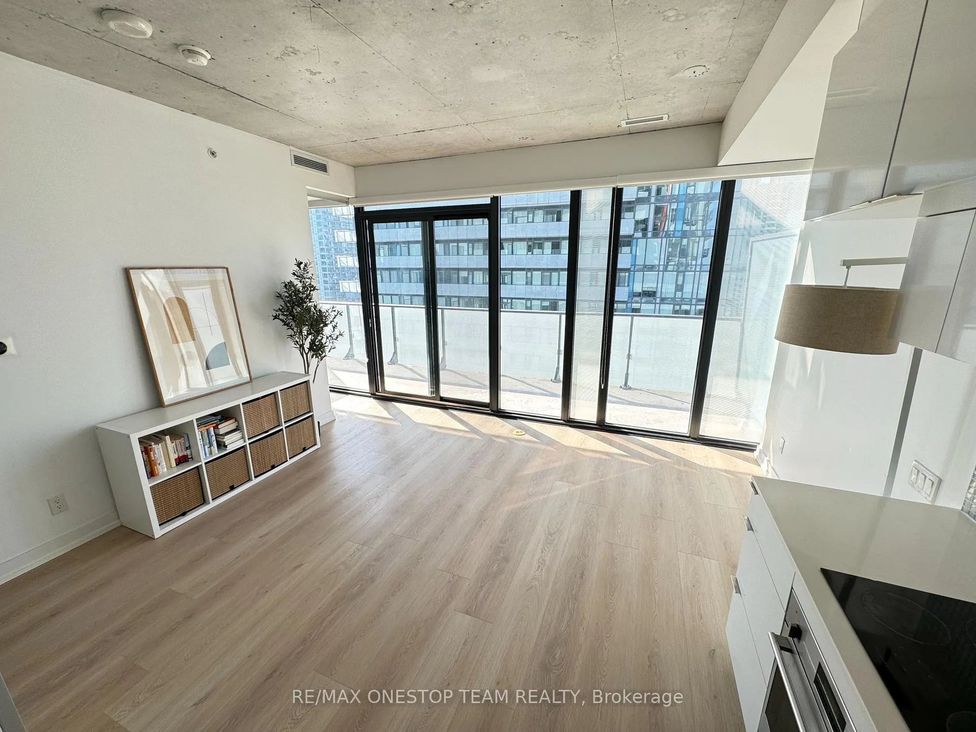 Photo 3 of Unit 1602, 185 Roehampton Avenue, Toronto, Mount Pleasant West — HOMEH