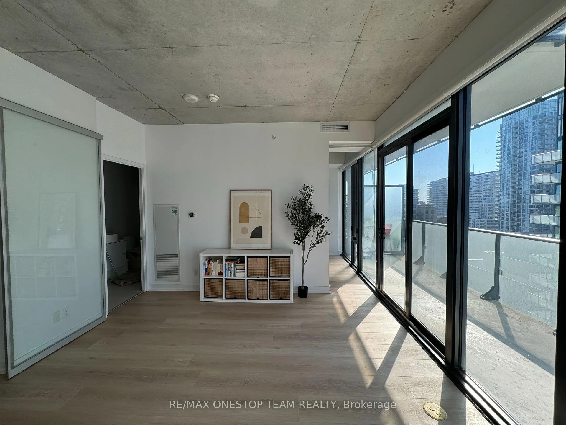 Photo 4 of Unit 1602, 185 Roehampton Avenue, Toronto, Mount Pleasant West — HOMEH