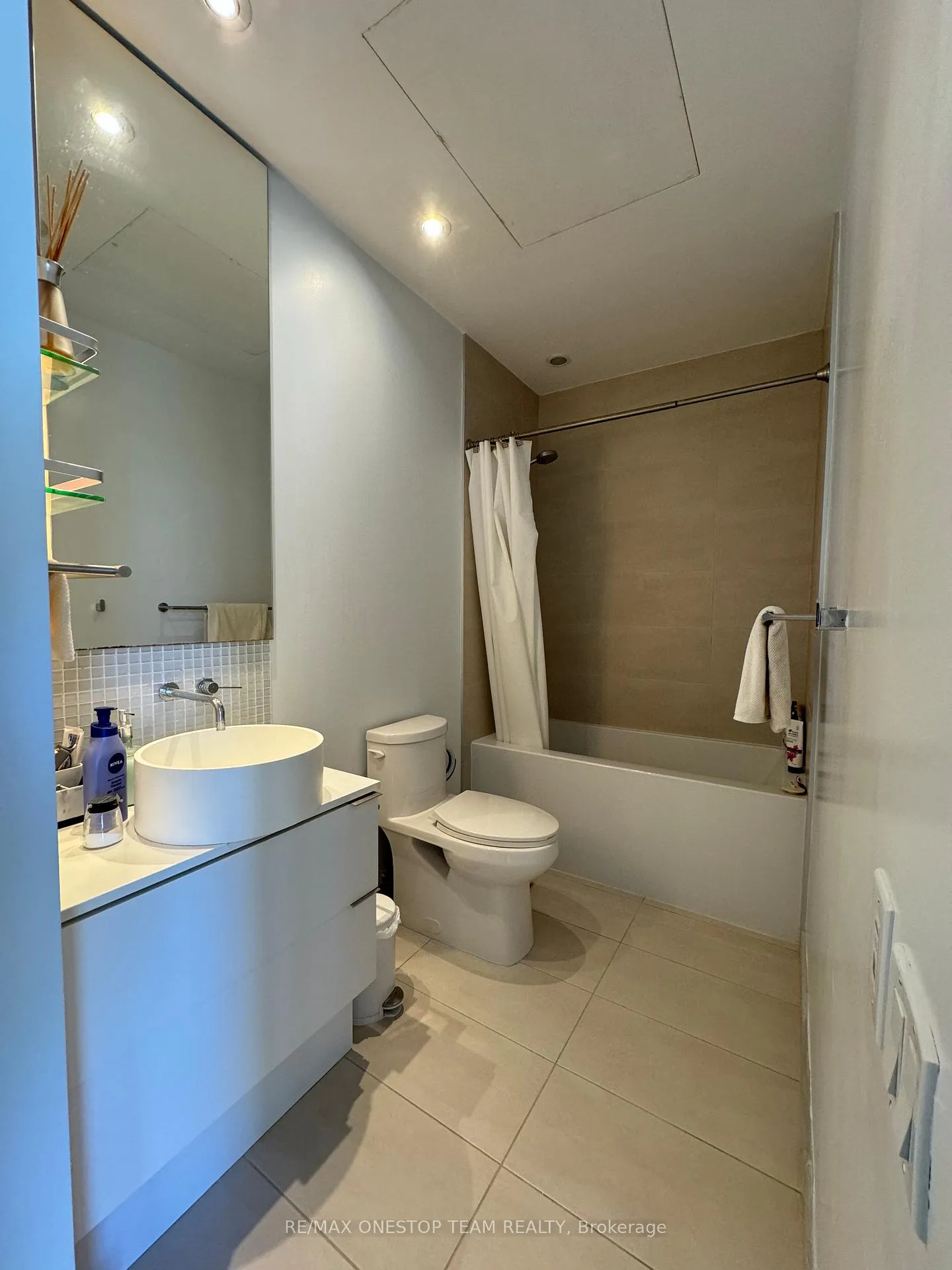 Photo 9 of Unit 1602, 185 Roehampton Avenue, Toronto, Mount Pleasant West — HOMEH