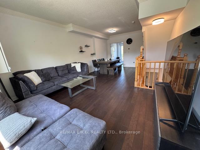 Photo 3 of 121 Pond Drive, Markham, Commerce Valley — HOMEH