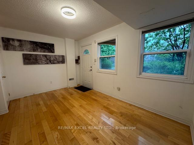 Photo 5 of 121 Pond Drive, Markham, Commerce Valley — HOMEH