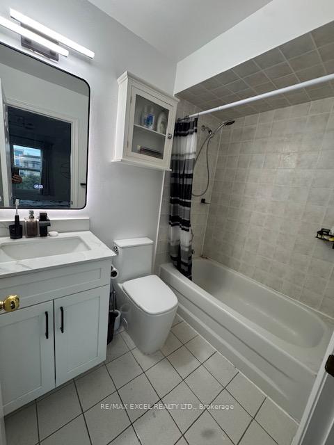 Photo 11 of 121 Pond Drive, Markham, Commerce Valley — HOMEH