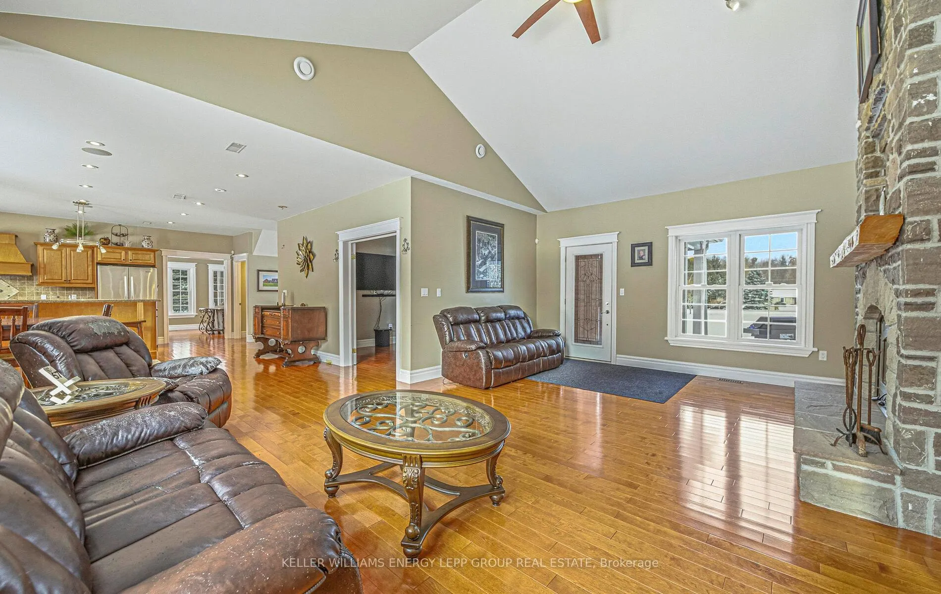 Photo 15 of 881 Carmel Crescent, Cavan Monaghan, Cavan Twp — HOMEH