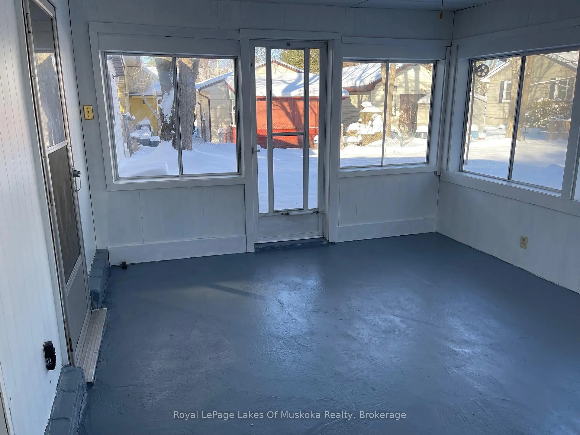 Photo 3 of 560 John Street N, Gravenhurst, Muskoka (S) — HOMEH