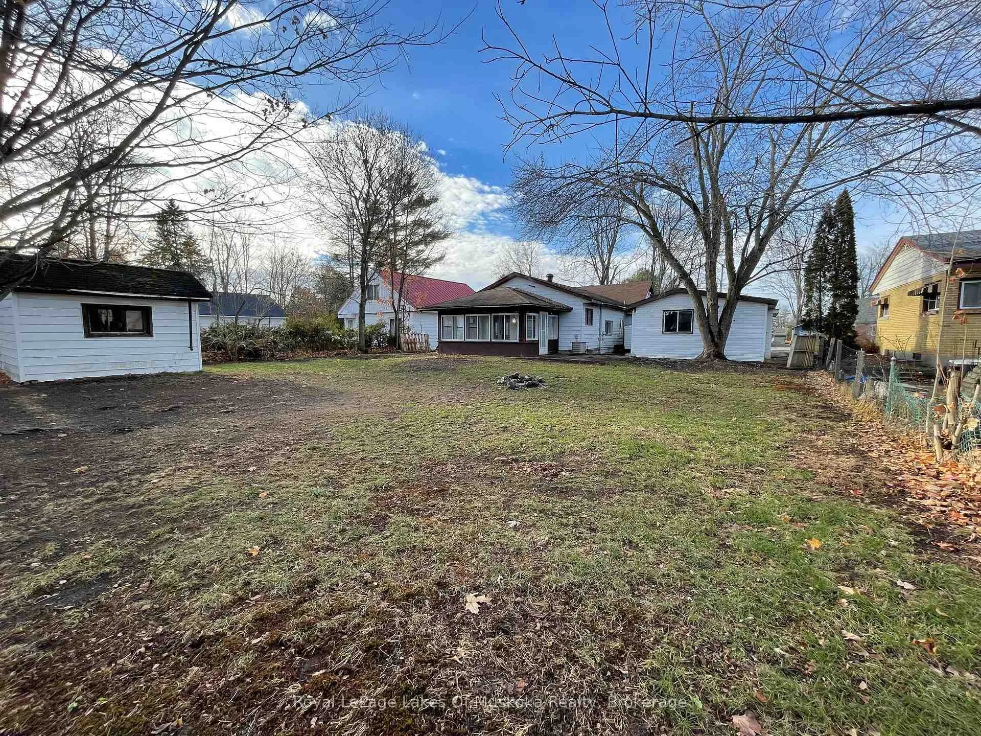 Photo 4 of 560 John Street N, Gravenhurst, Muskoka (S) — HOMEH