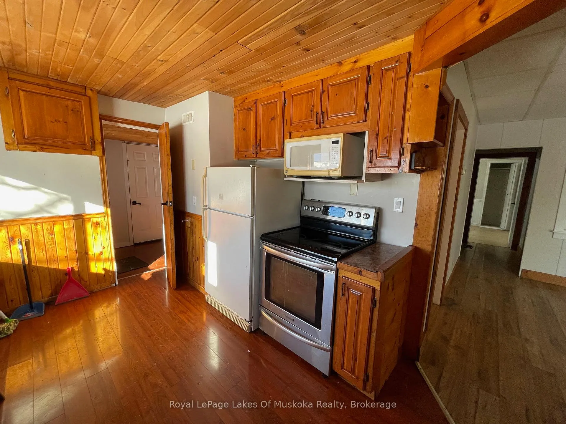 Photo 5 of 560 John Street N, Gravenhurst, Muskoka (S) — HOMEH