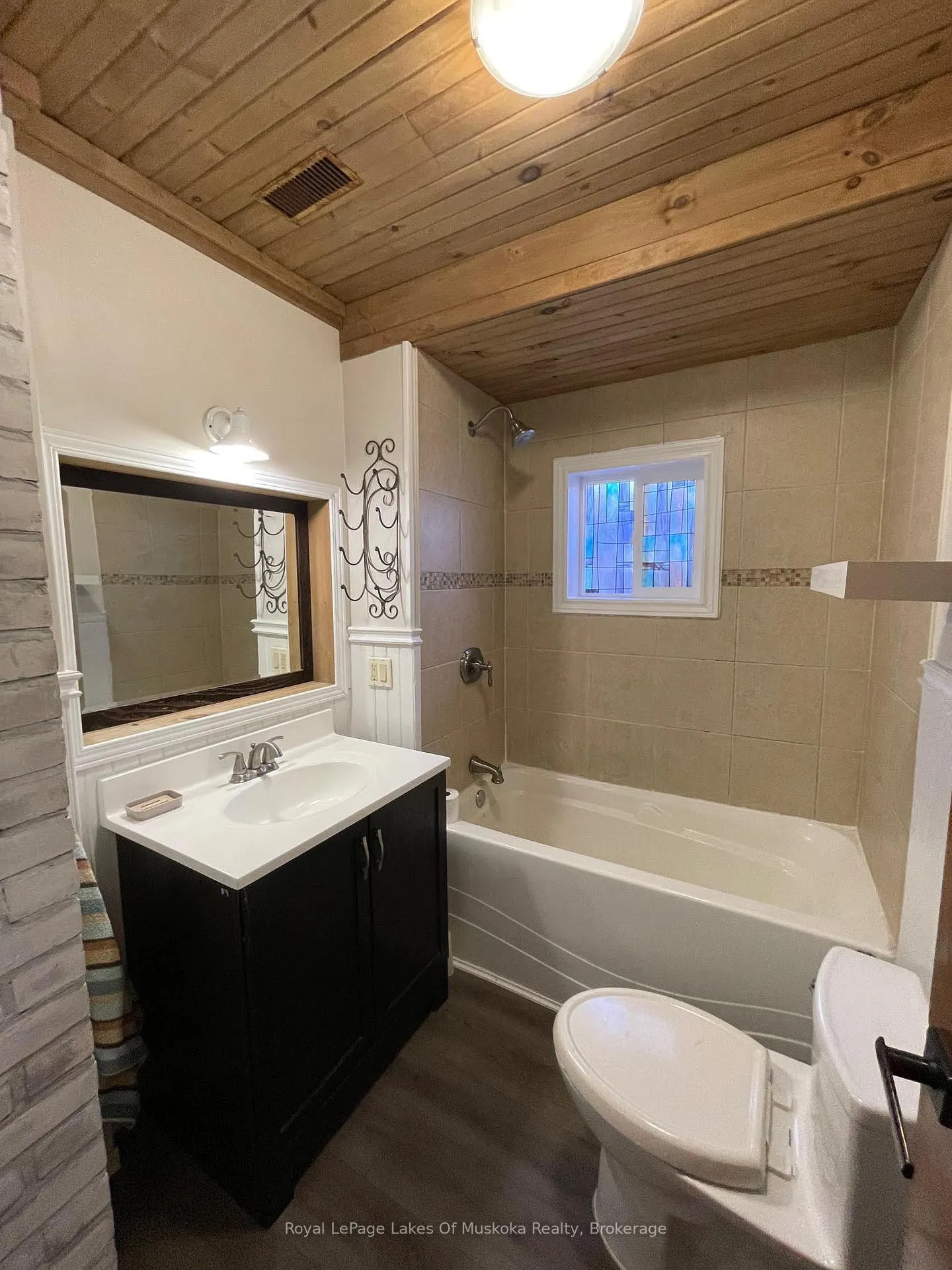 Photo 13 of 560 John Street N, Gravenhurst, Muskoka (S) — HOMEH