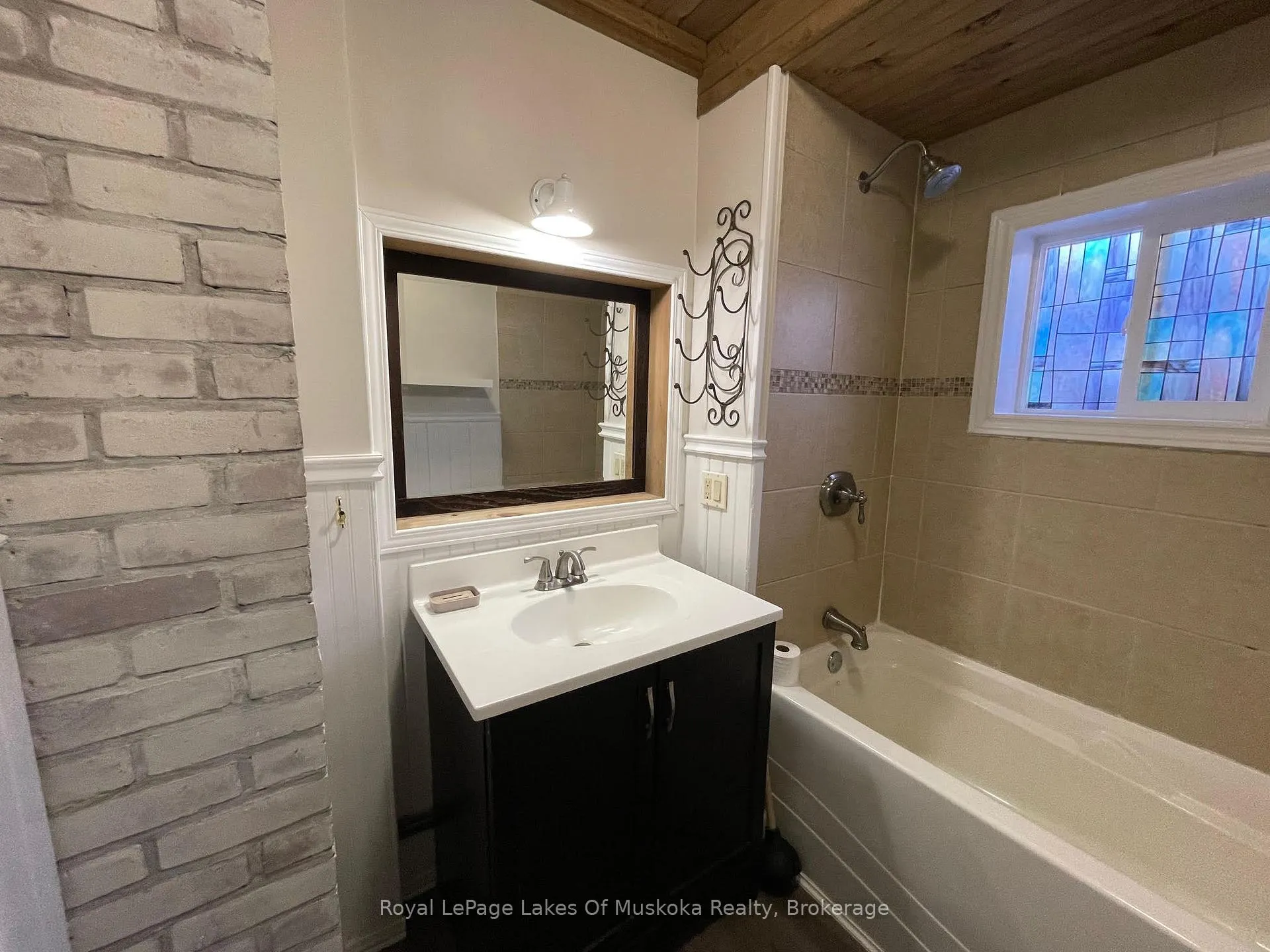Photo 14 of 560 John Street N, Gravenhurst, Muskoka (S) — HOMEH