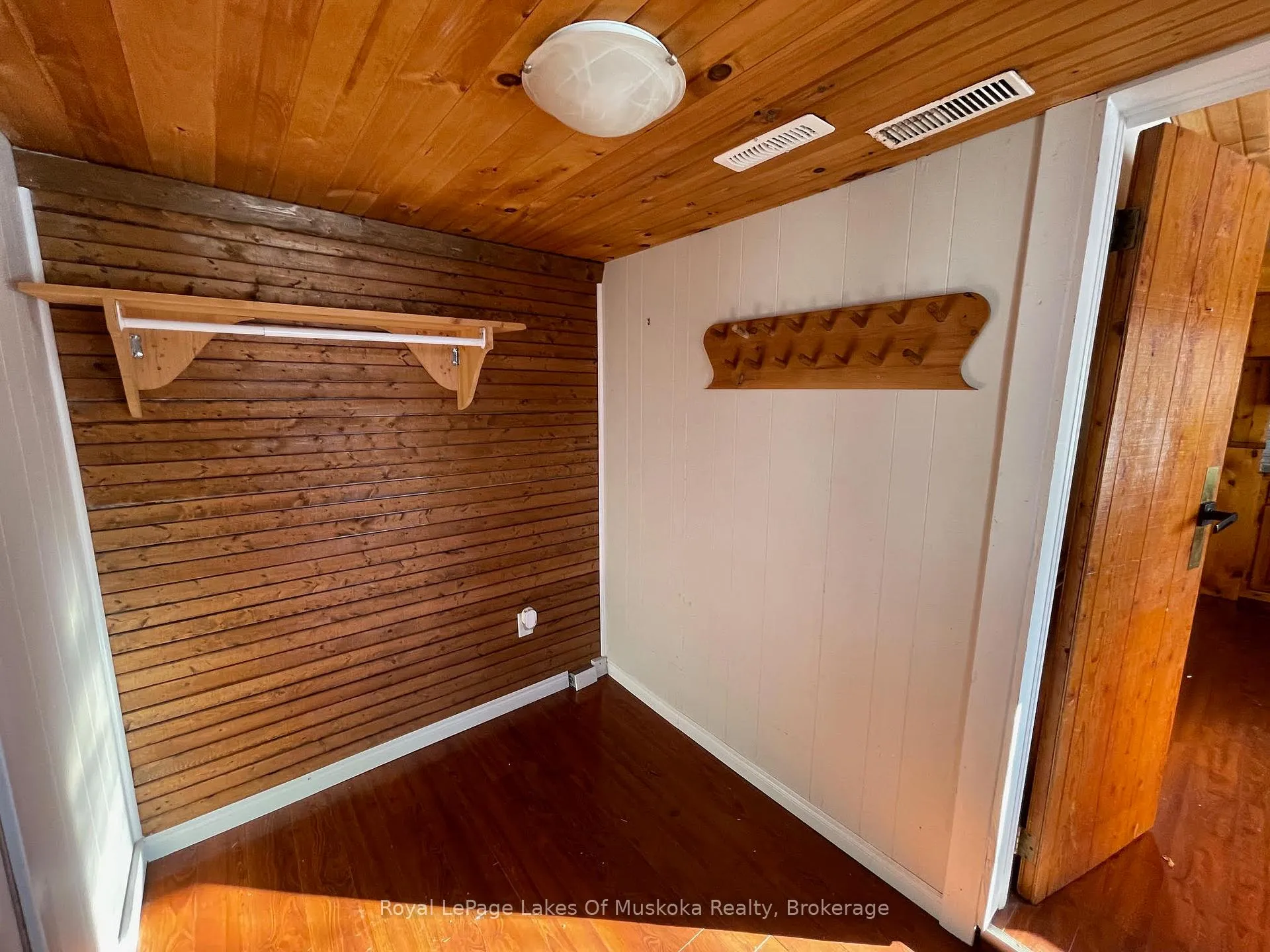 Photo 24 of 560 John Street N, Gravenhurst, Muskoka (S) — HOMEH