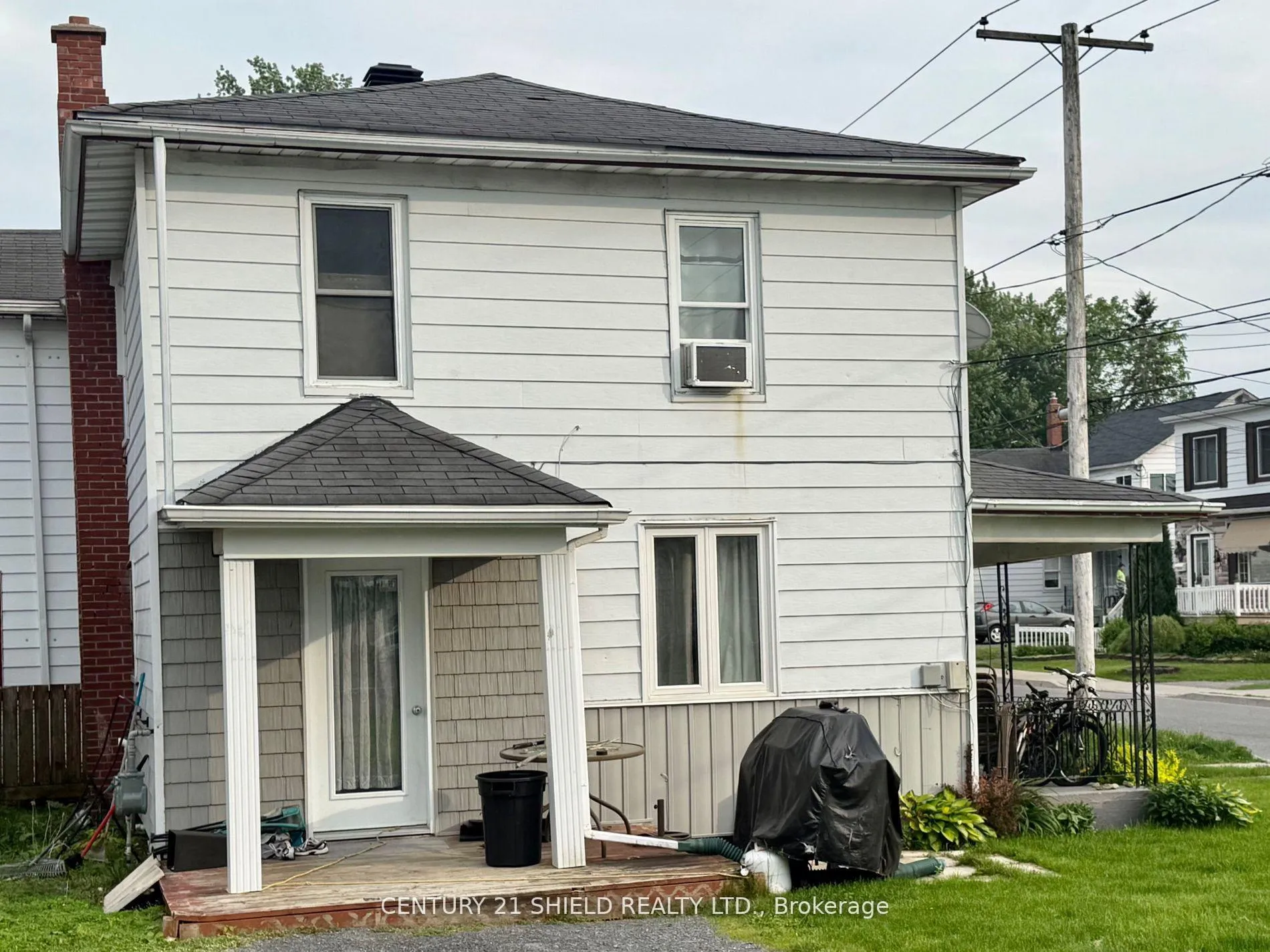 Photo 3 of 647 Gloucester Street N, Cornwall — HOMEH