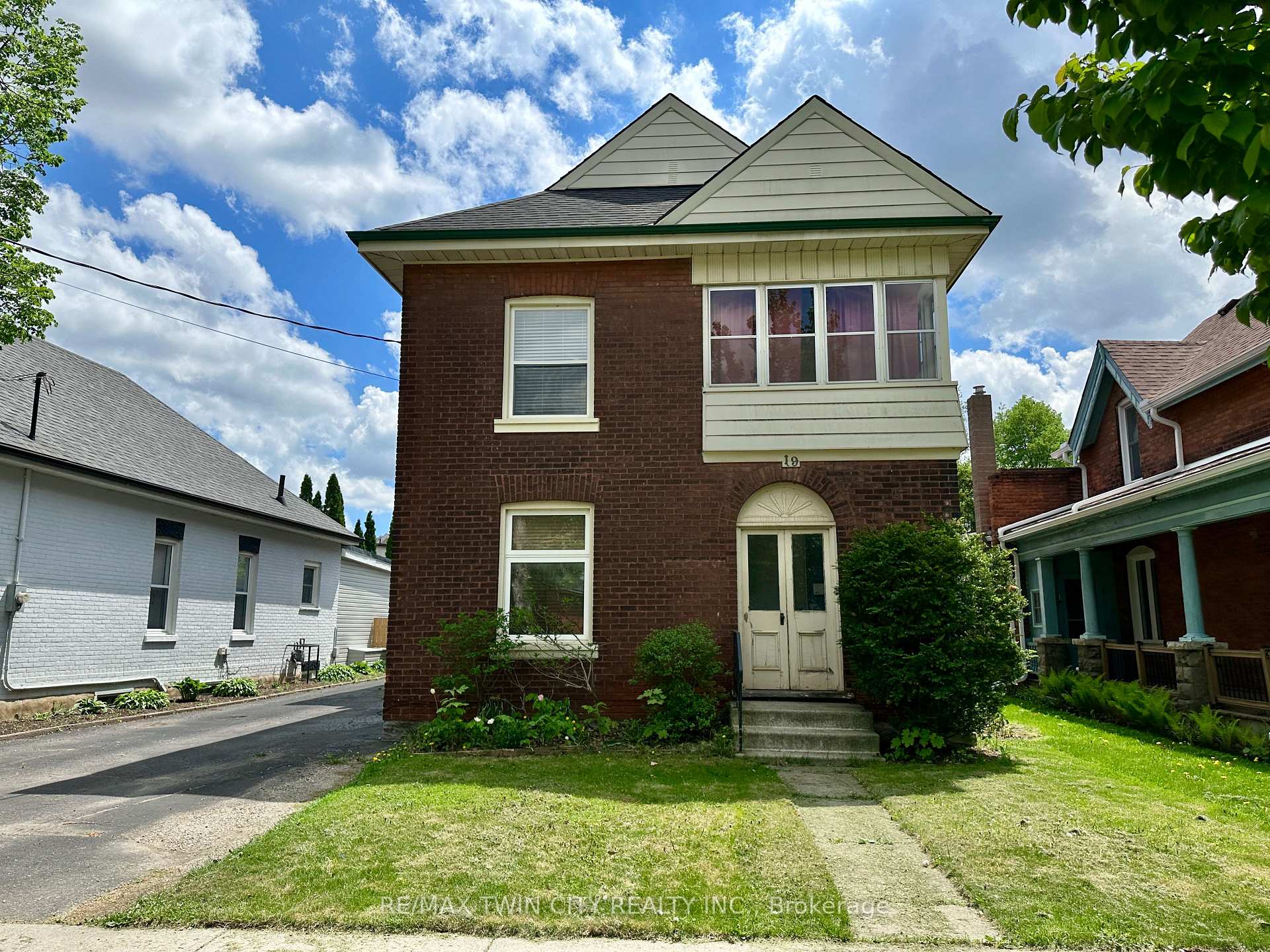 Photo 1 of 19 Brighton Avenue, Brant, Brantford Twp — HOMEH