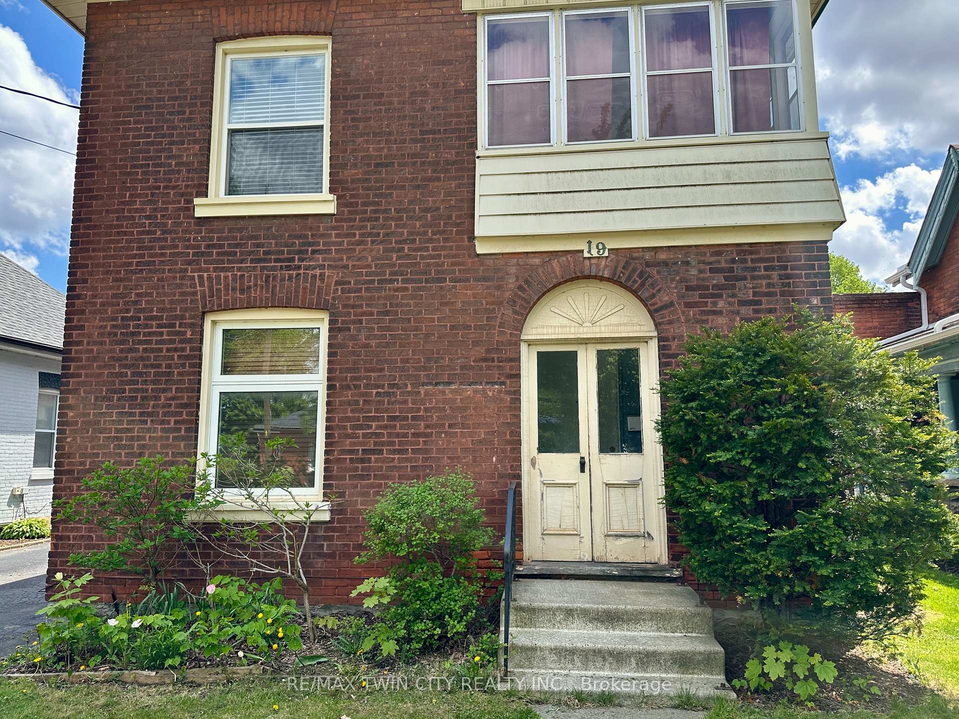 Photo 3 of 19 Brighton Avenue, Brant, Brantford Twp — HOMEH