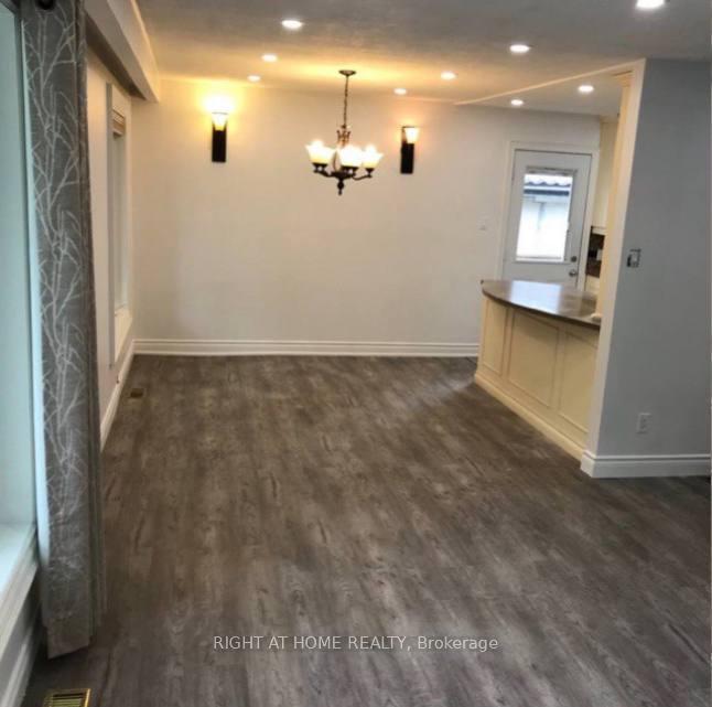 Photo 3 of 34 Foreht Crescent, Aurora, Aurora Heights — HOMEH