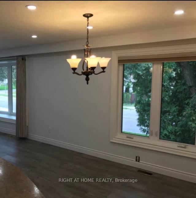 Photo 9 of 34 Foreht Crescent, Aurora, Aurora Heights — HOMEH