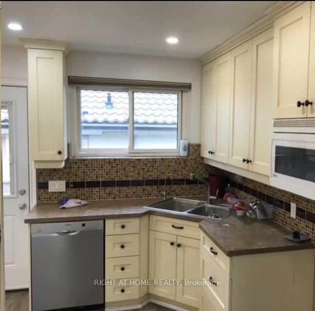 Photo 8 of 34 Foreht Crescent, Aurora, Aurora Heights — HOMEH