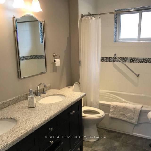 Photo 10 of 34 Foreht Crescent, Aurora, Aurora Heights — HOMEH