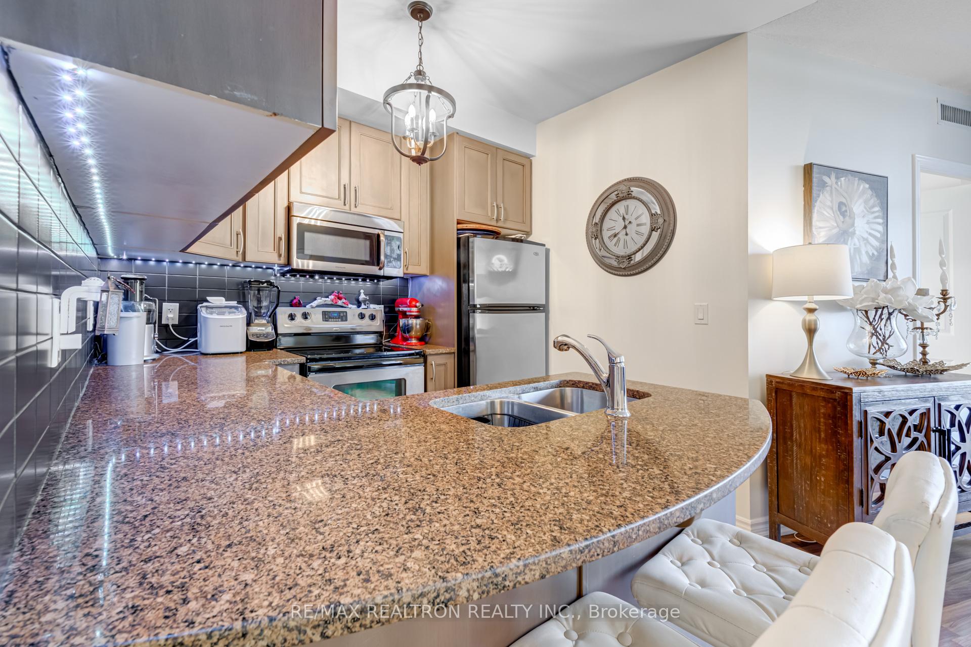 Photo 14 of Unit 1108, 9225 Jane Street, Vaughan, Maple — HOMEH