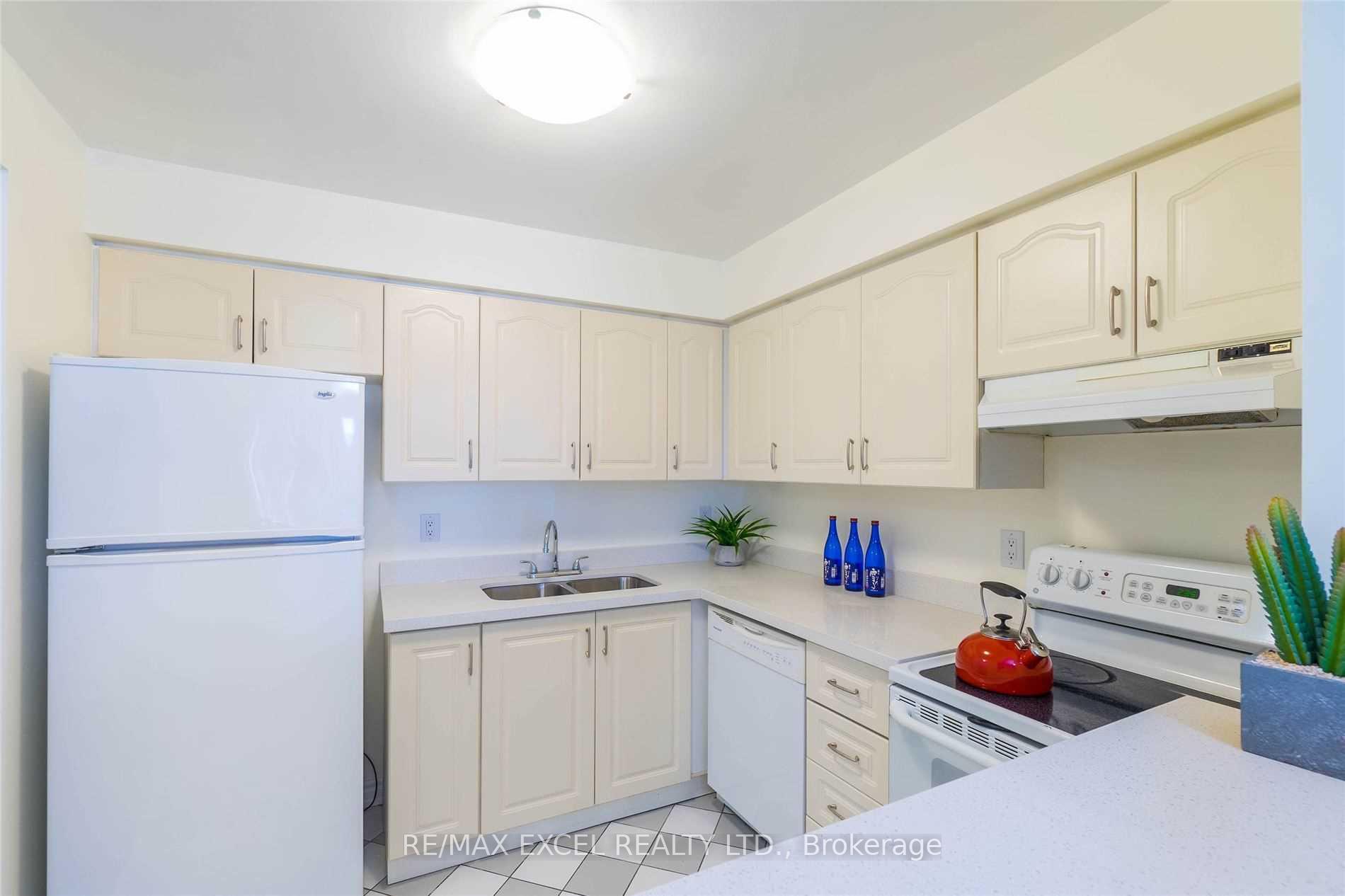 Photo 5 of Unit Ph203, 81 Townsgate Drive, Vaughan, Crestwood-Springfarm-Yorkhill — HOMEH