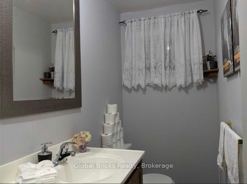 Photo 4 of 39 Langston Drive, Brampton, Madoc — HOMEH