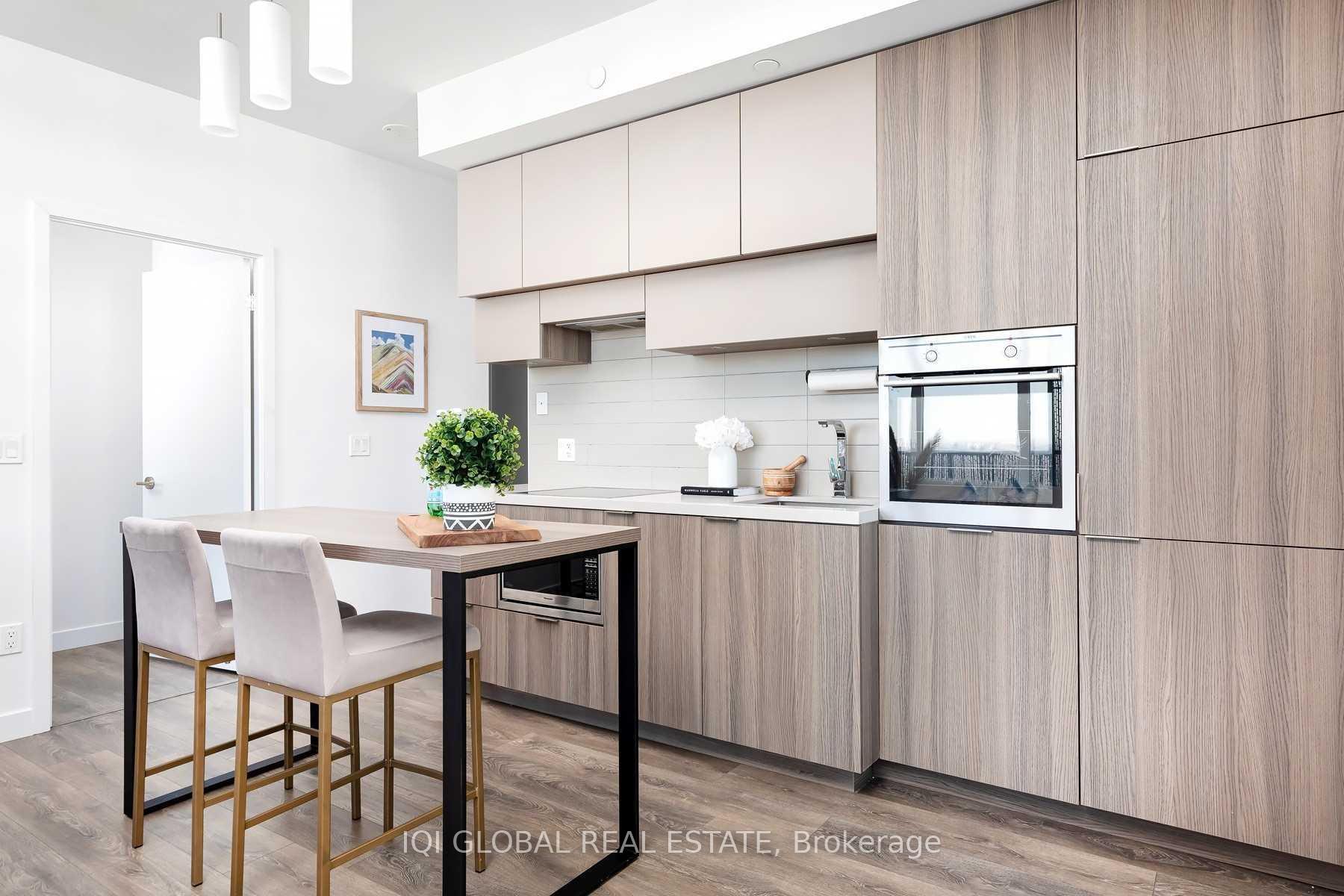 Front of Unit 2005, 8 Eglinton Avenue E