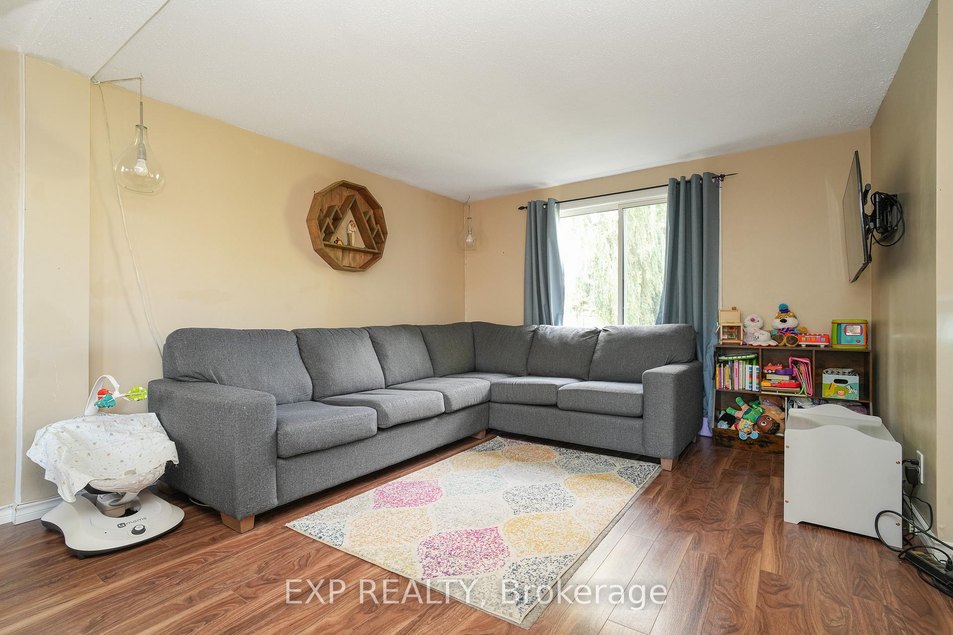 Photo 3 of Unit B, 1510 Beaverpond Drive, Ottawa, Pineview — HOMEH