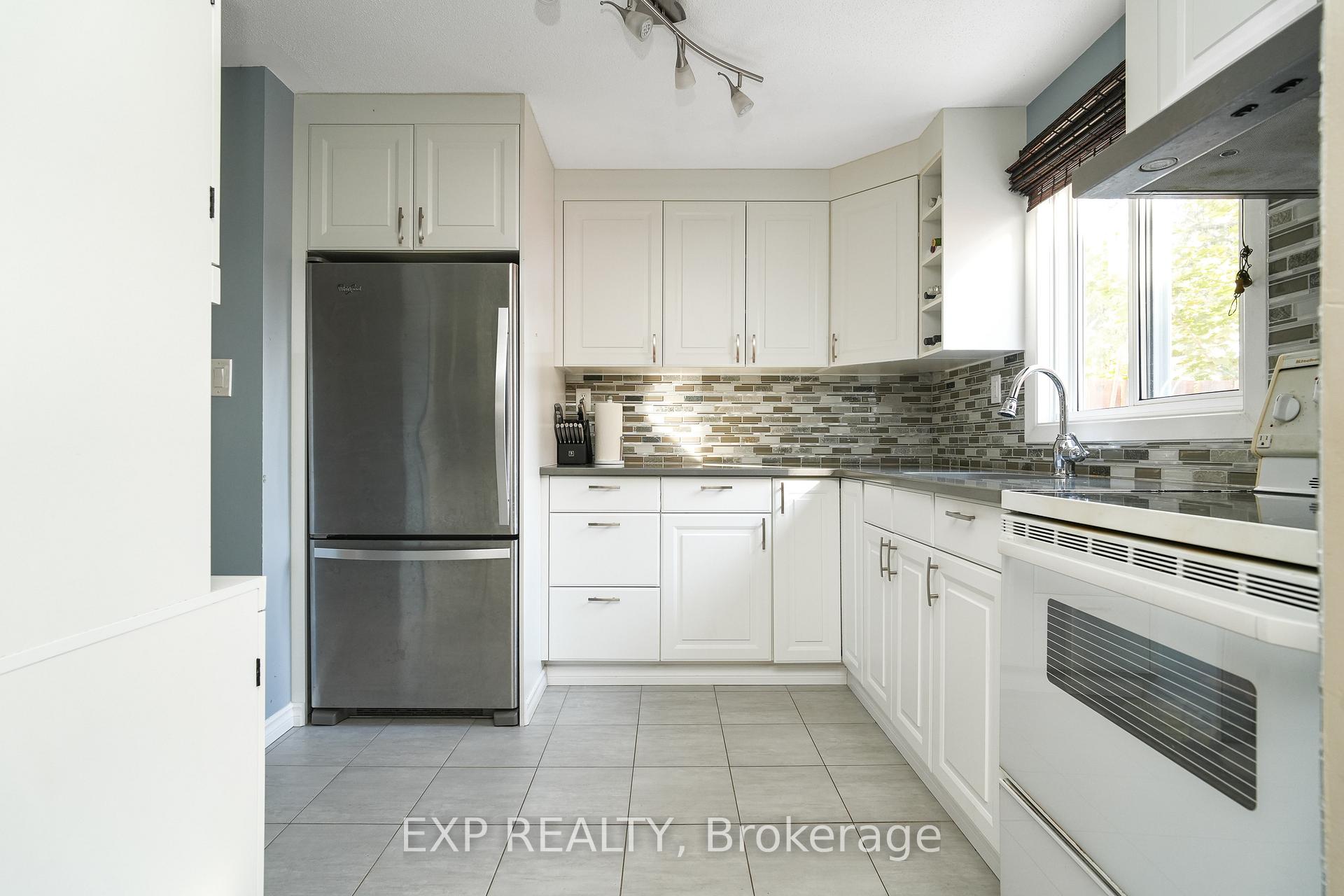 Photo 4 of Unit B, 1510 Beaverpond Drive, Ottawa, Pineview — HOMEH