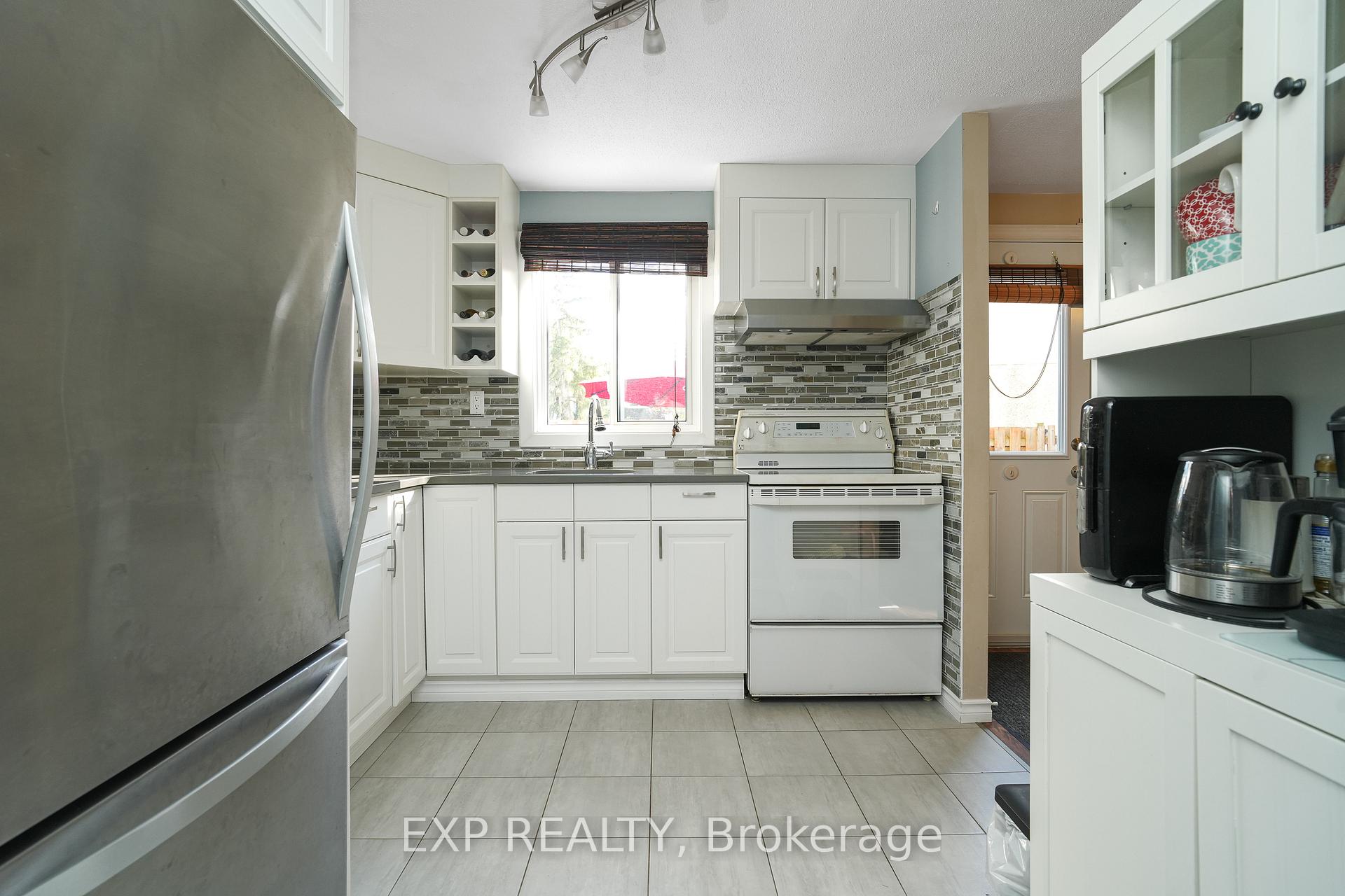 Photo 5 of Unit B, 1510 Beaverpond Drive, Ottawa, Pineview — HOMEH